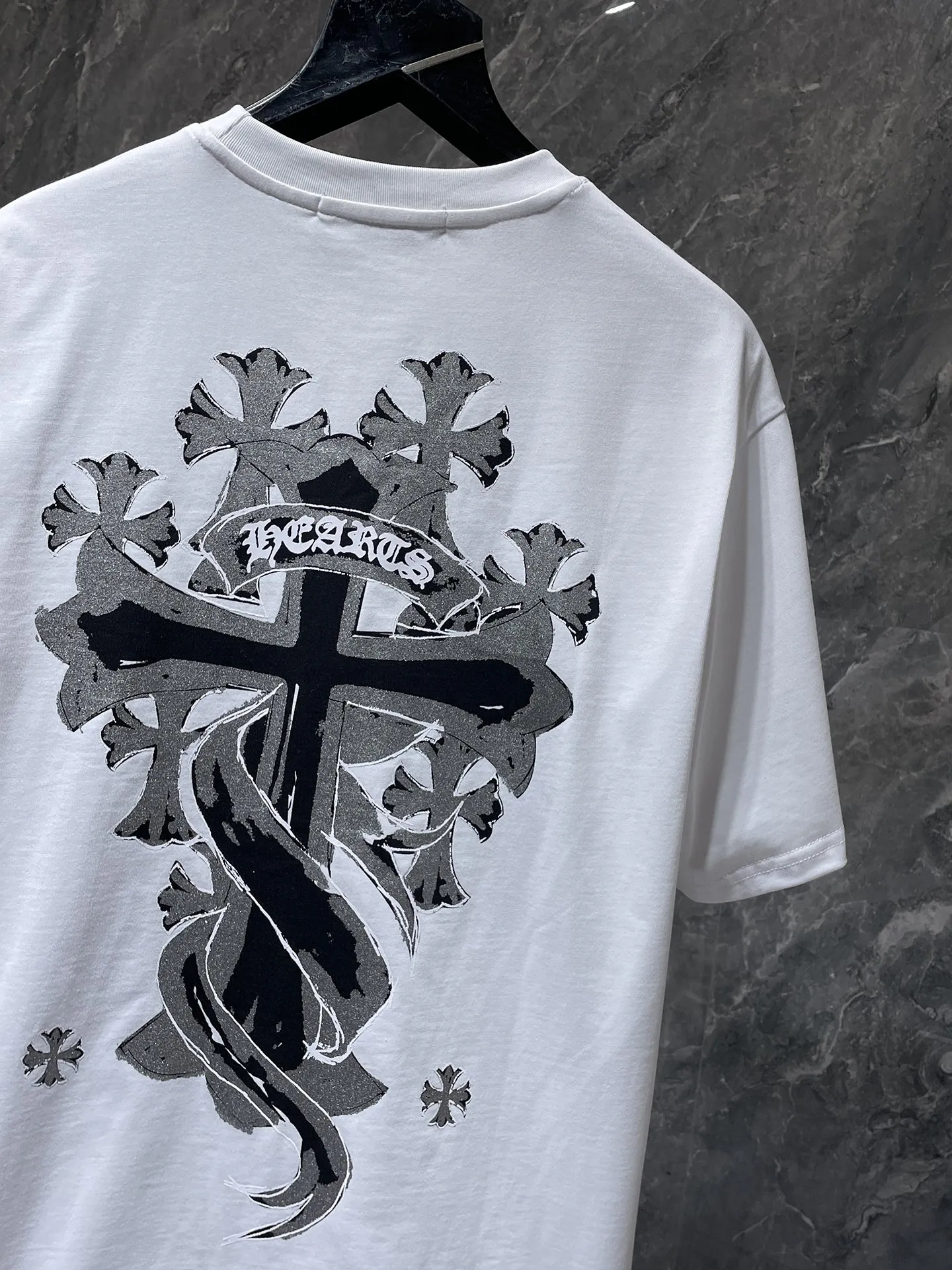 P146 New Chrome Hearts 25ss for summer. High-weight, environmentally friendly and high-quality top-grade fabric. 260g~270g. Chrome overlapping iron cross Sanskrit short sleeves. Counter synchronization. Re-engraved version 1:1. Recommended colors: white, black. Size: S, M, L, XL.